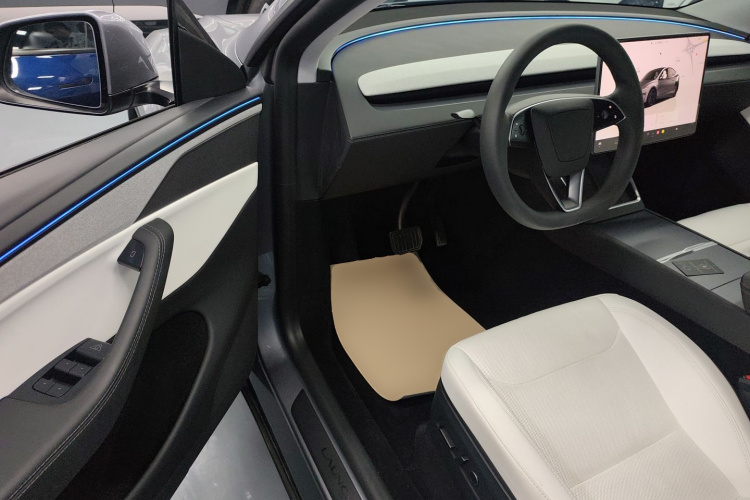 Tesla Model Y 2025 #16 Tesla Model Y 2025 car image #16