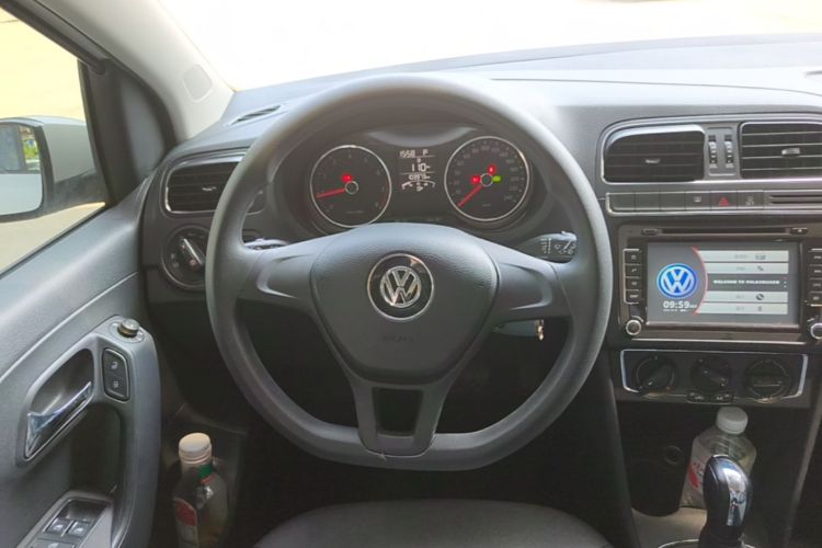Volkswagen Polo 2015 car image #11
