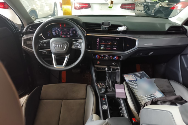 Audi Q3 2020 car image #11