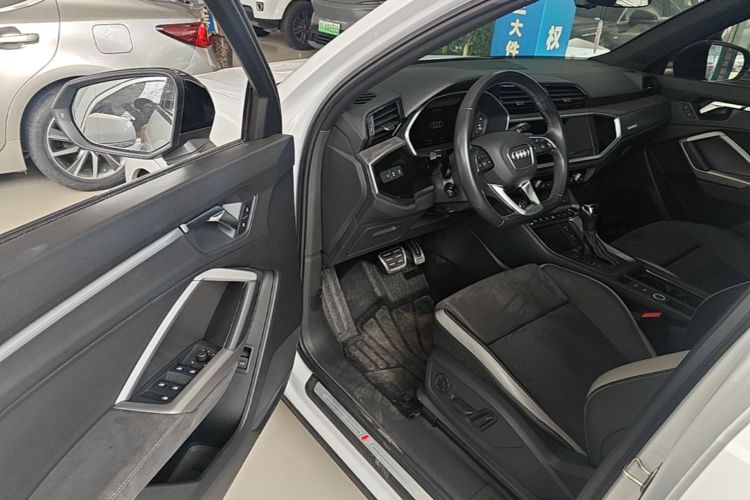 Audi Q3 2023 car image #16