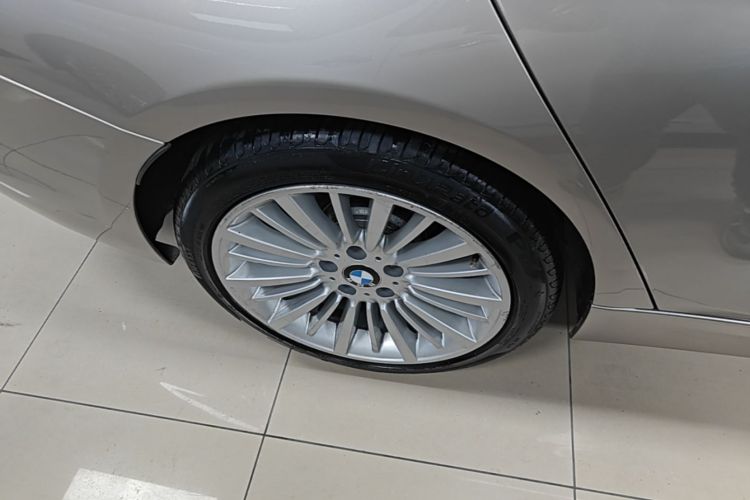 BMW 3 Series 2018 car image #10