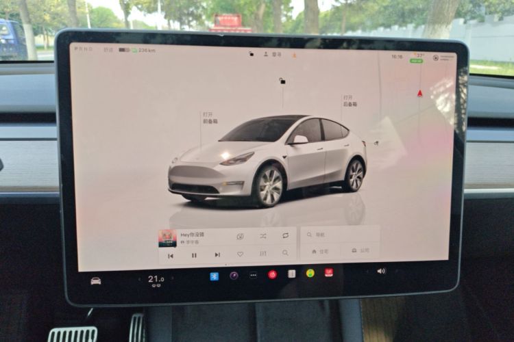 Tesla Model Y 2022 immagine di auto #13