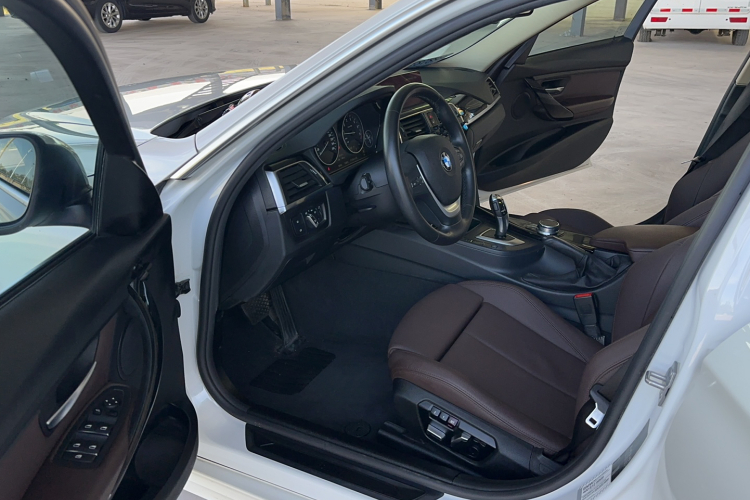 BMW 3 Series 2018 immagine di auto #10
