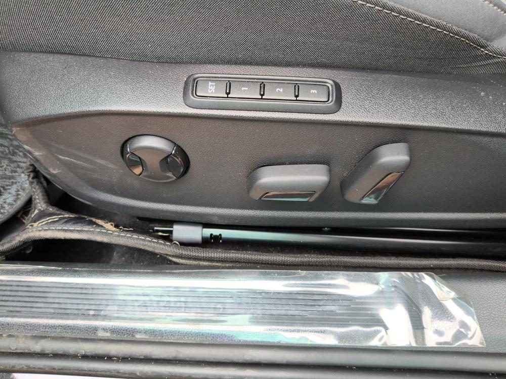Volkswagen Golf 2023 car image #8