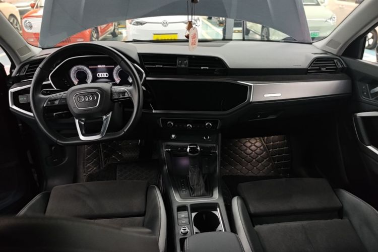 Audi Q3 2023 car image #10