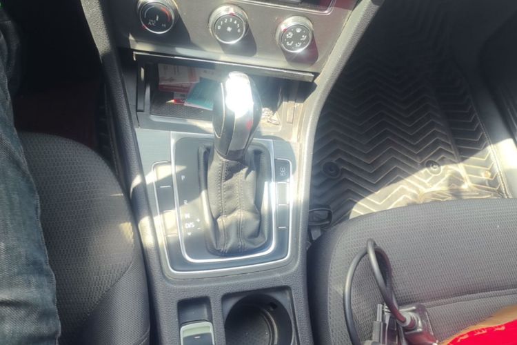 Volkswagen Golf 2015 car image #16