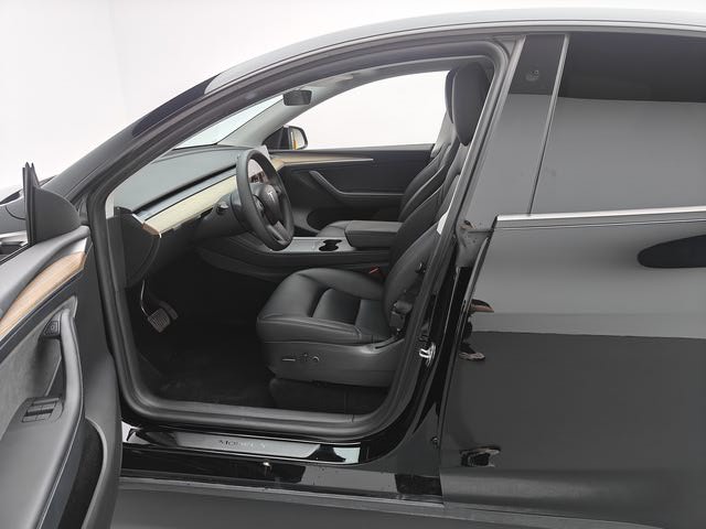 Tesla Model Y 2023 car image #8