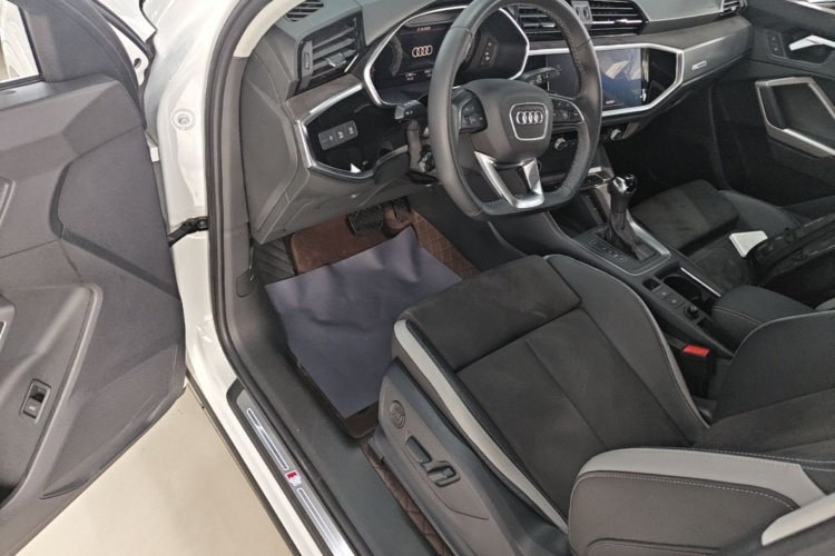 Audi Q3 2023 car image #12