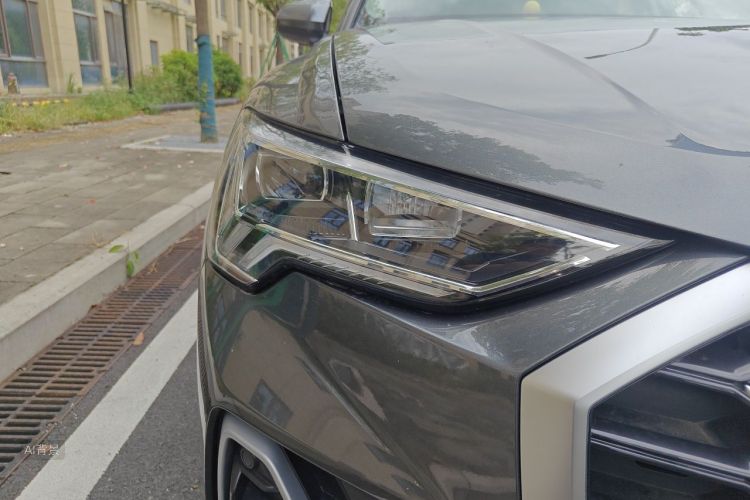 Audi Q3 2022 car image #8