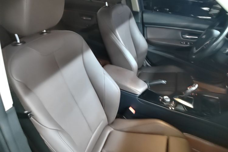 BMW 3 Series 2018 car image #24