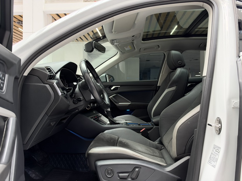 Audi Q3 2023 car image #10