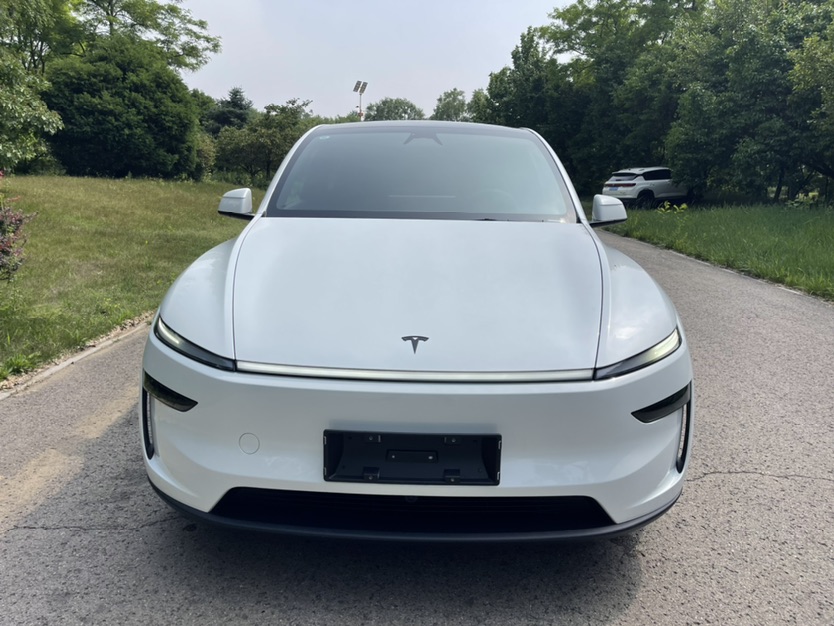 Tesla Model Y 2026 #2 Tesla Model Y 2026 car image #2