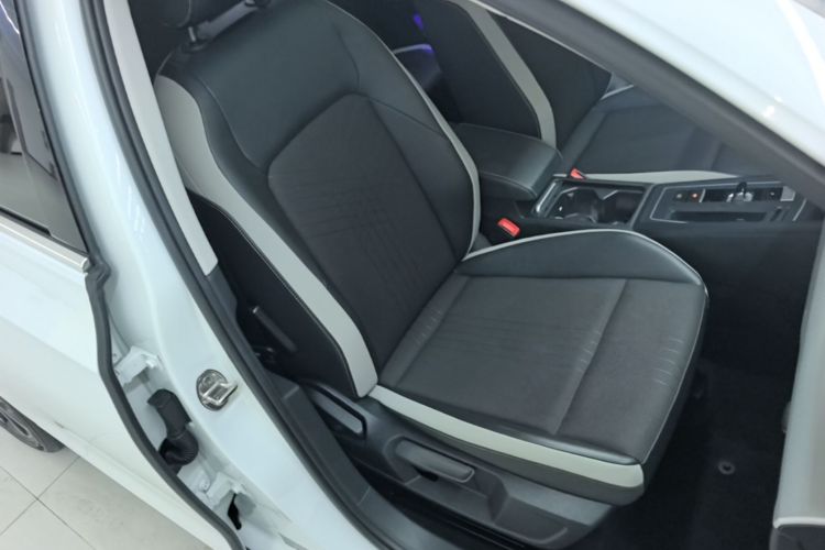 Volkswagen Golf 2021 car image #24