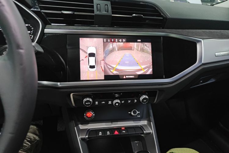 Audi Q3 2021 car image #13