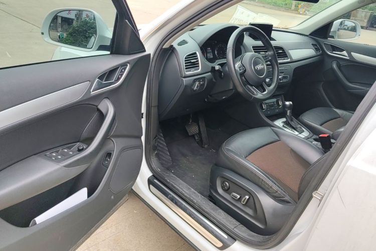 Audi Q3 2017 car image #16