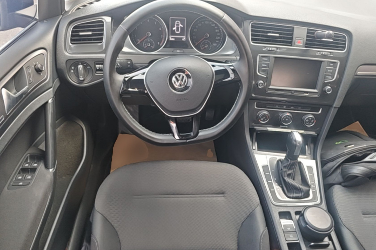 Volkswagen Golf 2017 car image #11