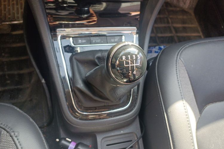 Volkswagen Bora 2015 car image #16