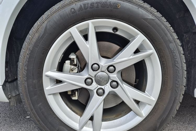 Audi Q3 2018 car image #11