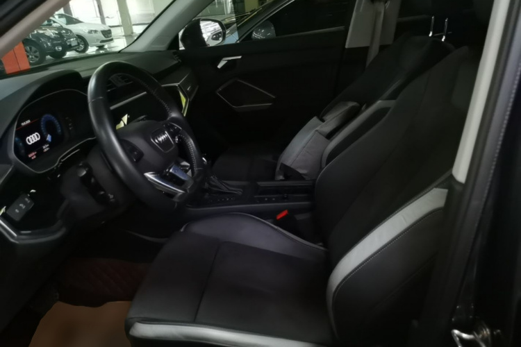 Audi Q3 2021 car image #15