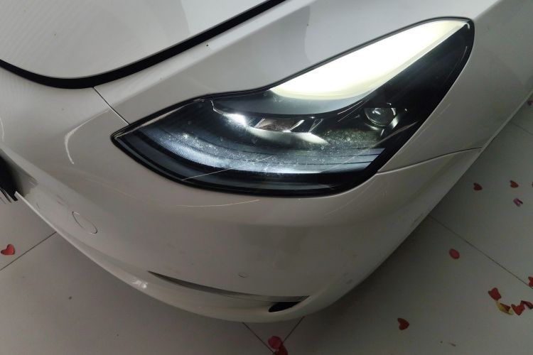 Tesla Model Y 2023 car image #23