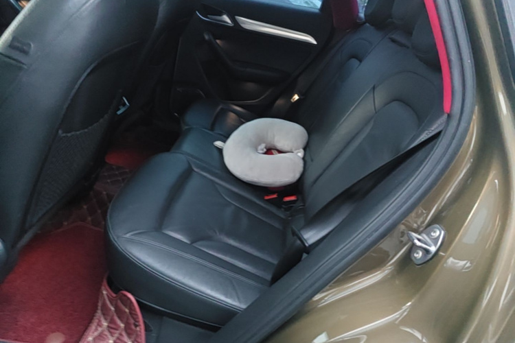 Audi Q3 2019 car image #17