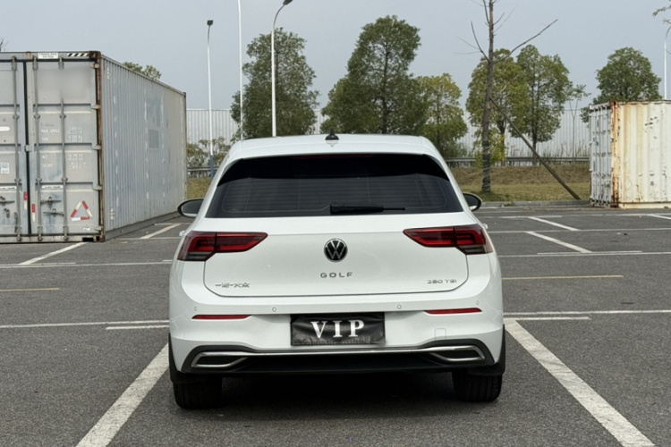 Volkswagen Golf 2023 car image #6