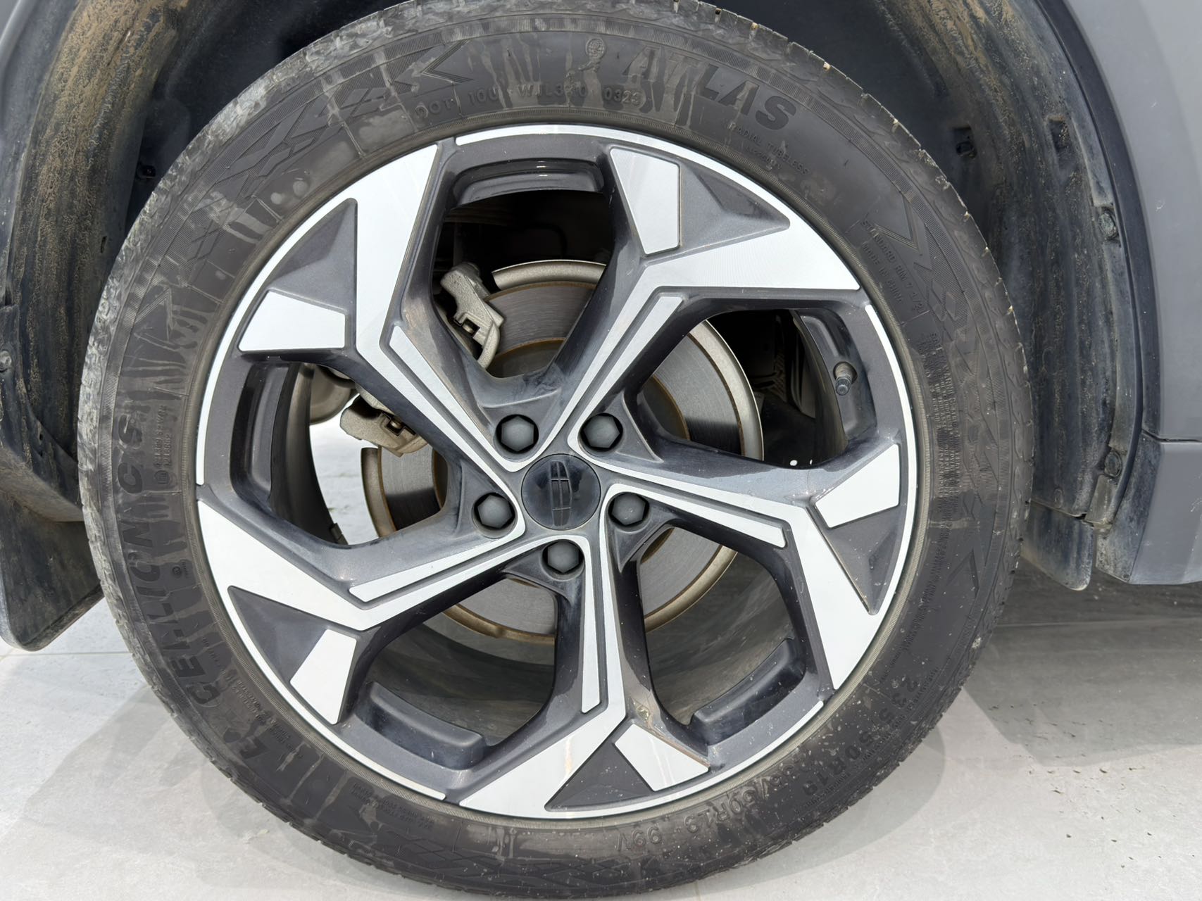 GEELY Boyue L 2023 car image #17