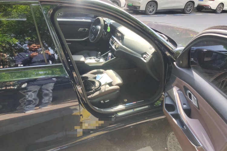 BMW 3 Series 2019 car image #27