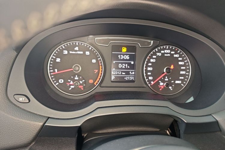 Audi Q3 2018 car image #12