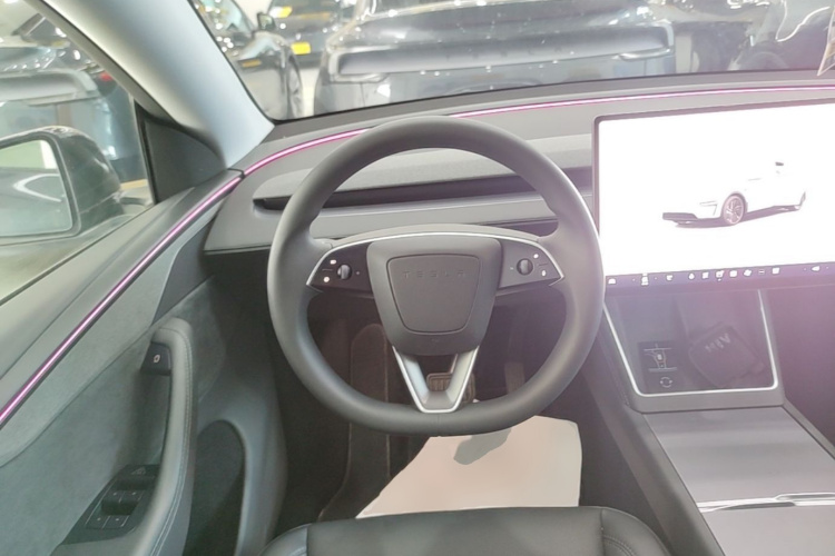 Tesla Model Y 2025 #11 Tesla Model Y 2025 car image #11