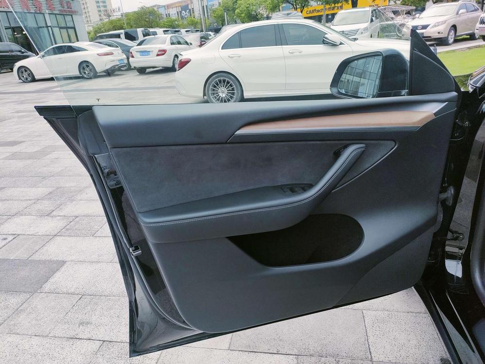 Tesla Model Y 2021 car image #24