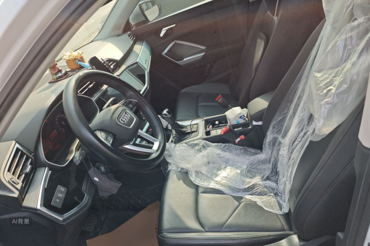 Audi Q3 2020 car image #17