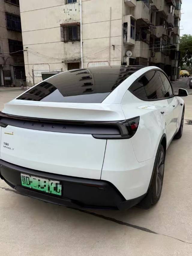 Tesla Model Y 2025 #4 Tesla Model Y 2025 car image #4