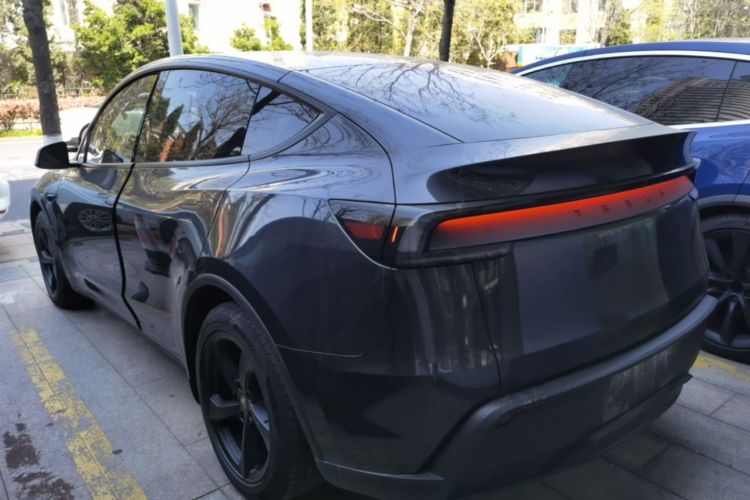 Tesla Model Y 2025 #5 Tesla Model Y 2025 car image #5