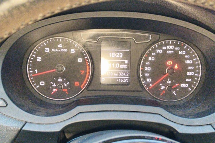 Audi Q3 2017 car image #13