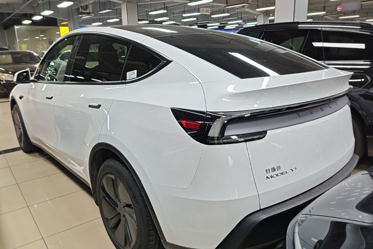 Tesla Model Y 2026 #5 Tesla Model Y 2026 car image #5