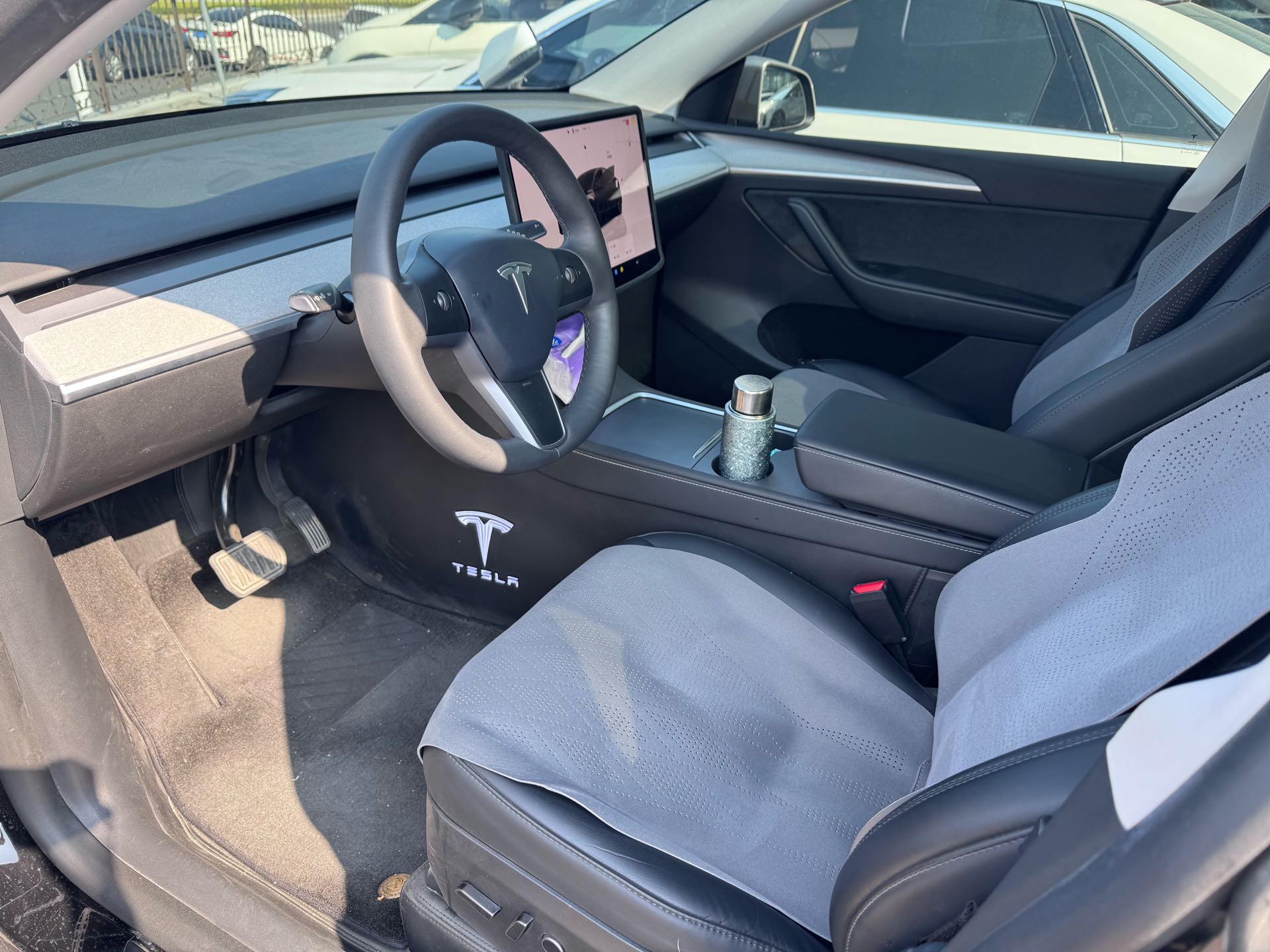 Tesla Model Y 2023 car image #3