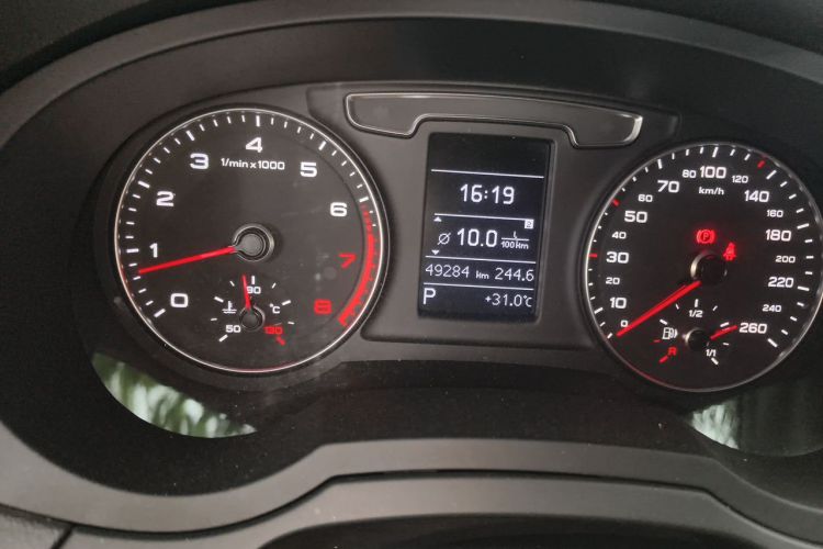 Audi Q3 2019 car image #8