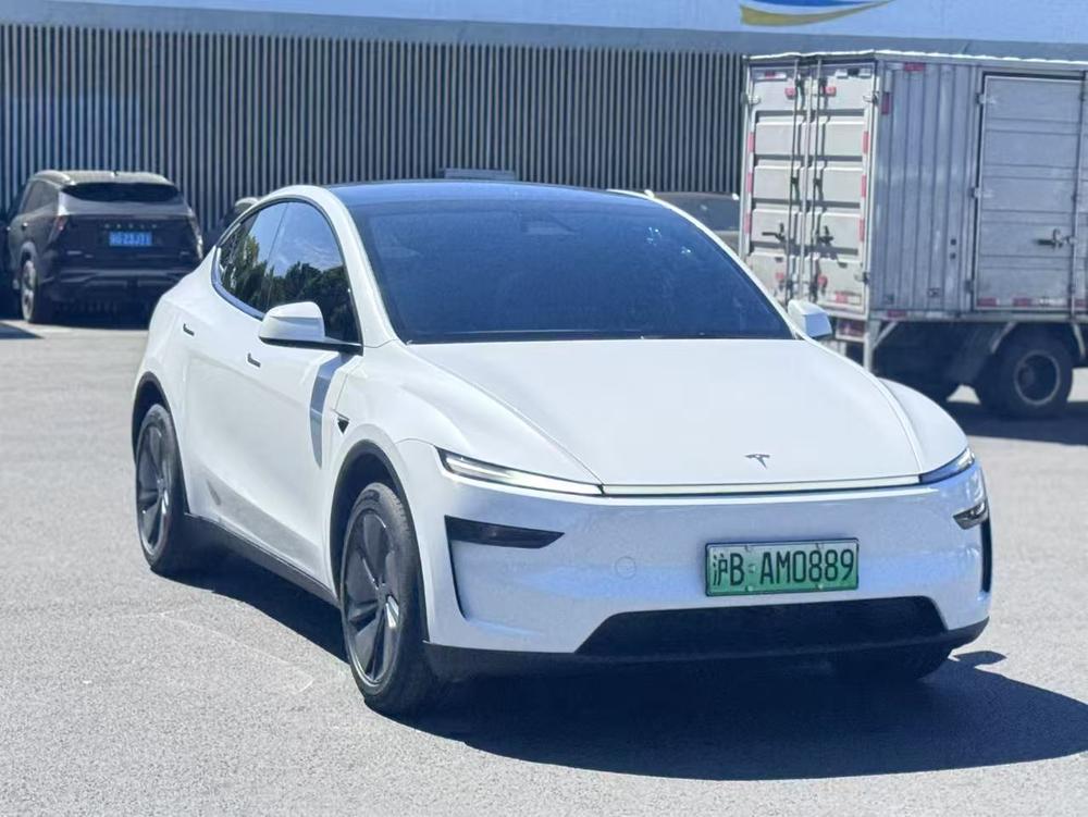 Tesla Model Y 2026 immagine di auto #3