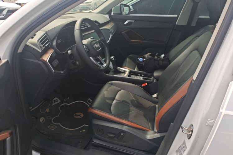 Audi Q3 2021 car image #15
