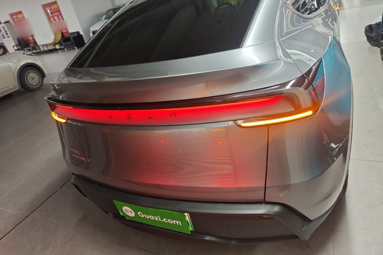 Tesla Model Y 2025 immagine di auto #6