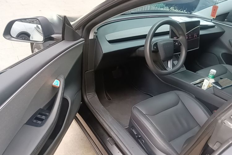 Tesla Model 3 2023 car image #16