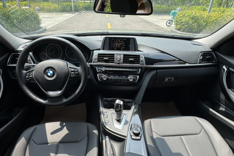 BMW 3 Series 2017 car image #10