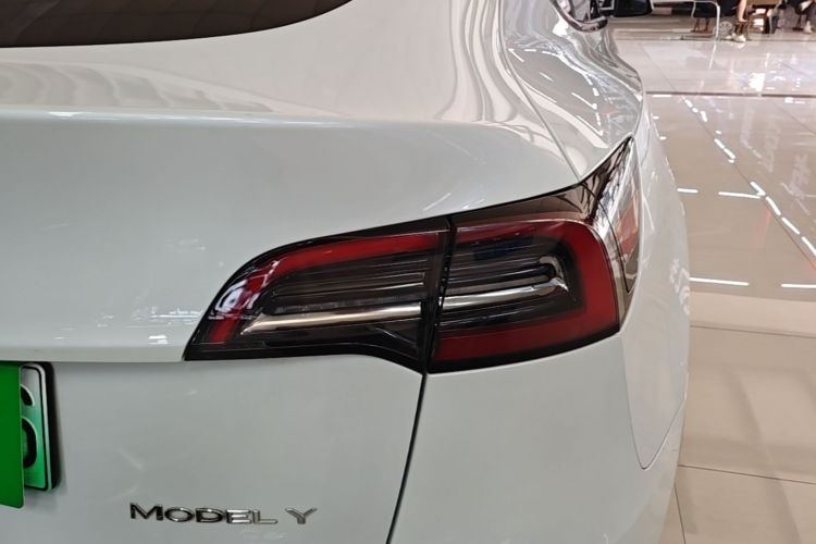 Tesla Model Y 2023 car image #8