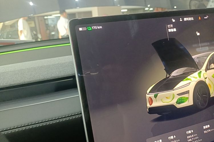Tesla Model Y 2025 immagine di auto #14