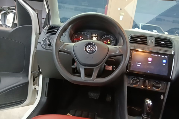 Volkswagen Polo 2017 car image #11