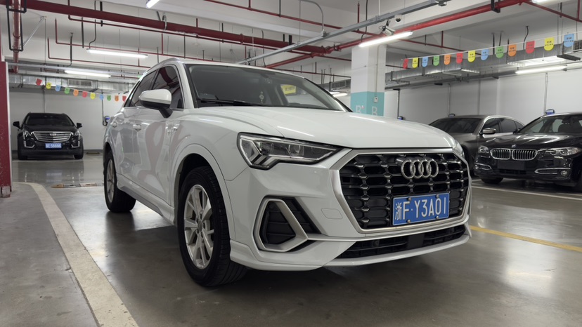 Audi Q3 2019 car image #3
