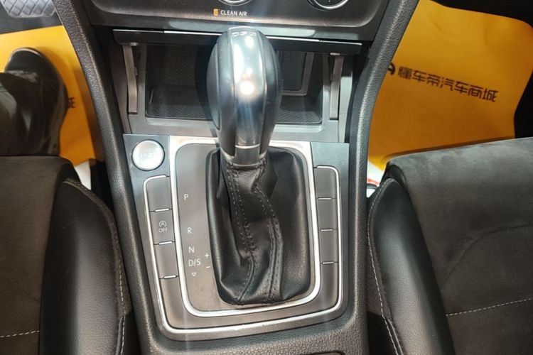 Volkswagen Golf 2018 car image #19