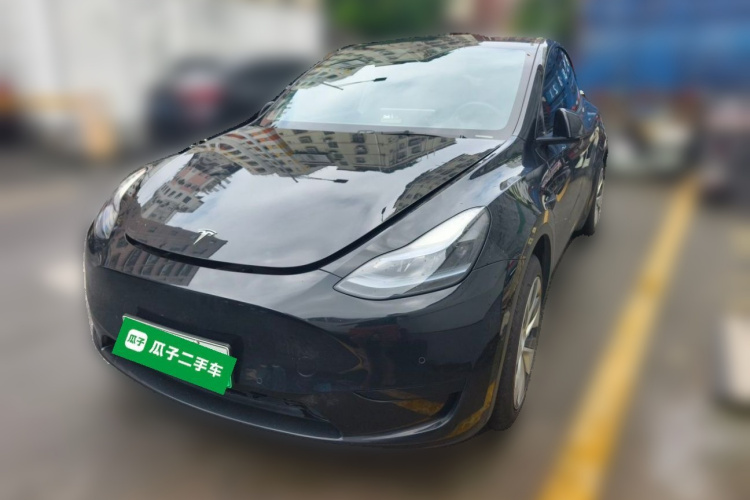 Tesla Model Y 2023 car image #2