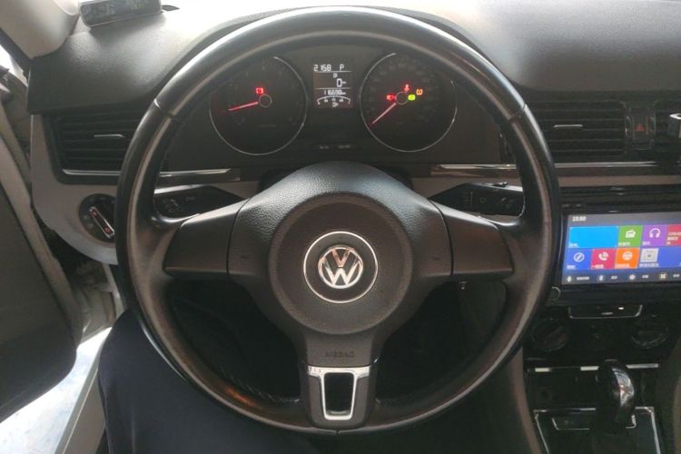Volkswagen Bora 2016 car image #11